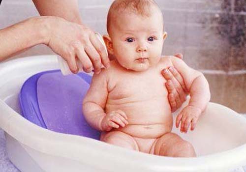Bột tắm thảo dược giúp bé thoải mái, dễ chịu