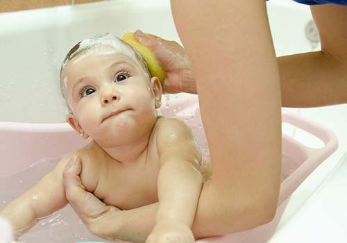 Bé bị rôm sảy đừng dùng sữa tắm