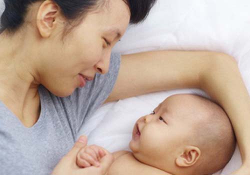 Sử dụng các loại tinh chất thiên nhiên để giúp cân bằng ẩm cho da trẻ - trẻ sơ sinh bị khô da mặt