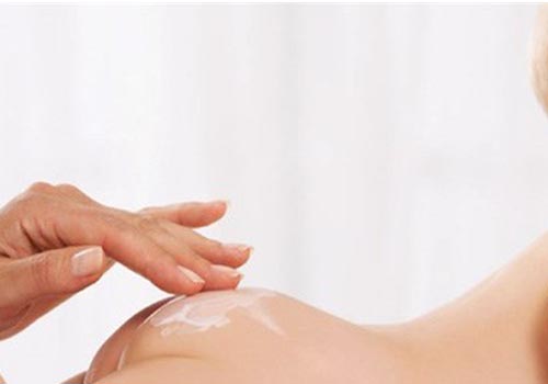 Cần thận trọng khi bôi kem khi trẻ nổi mẩn đỏ ở tay, chân, mặt hay lưng bé