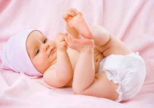 Giữ vệ sinh sạch sẽ cũng là cách giúp bé tránh bị mẩn đỏ