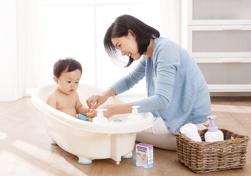Bột pha nước tắm trẻ em Nhân Hưng còn đặc biệt an toàn, thân thiện với trẻ nhỏ do có “4 không”: không chất bảo quản, chất tạo bọt, chất tẩy rửa và hóa chất kích ứng