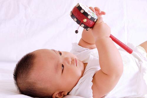 Cầm nắm đồ vật với bé chỉ là chuyện nhỏ