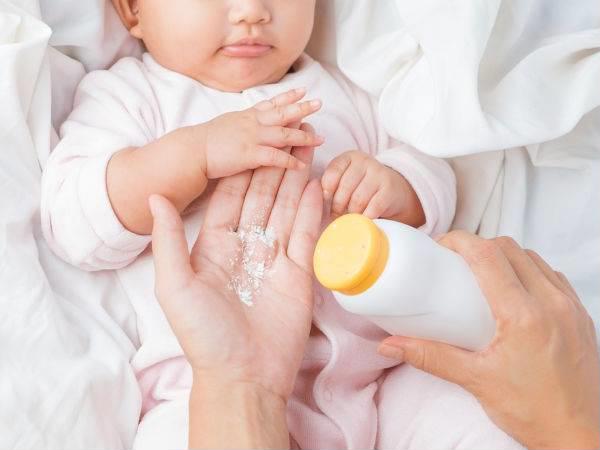 Sử dụng phấn rôm trị hăm cho trẻ - Lành ít, dữ nhiều