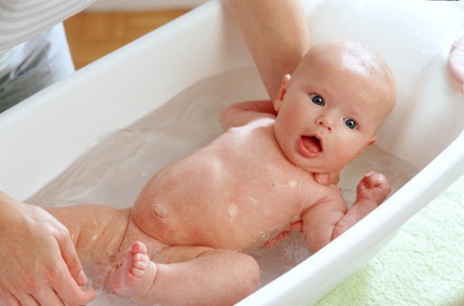 Cần vệ sinh sạch sẽ trước khi thay bỉm mới cho trẻ