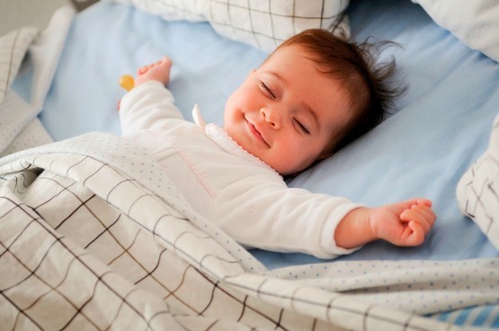 Giữ môi trường xung quanh bé luôn sạch sẽ, thoáng mát là cách phòng ngừa rôm sảy hiệu quả nhất