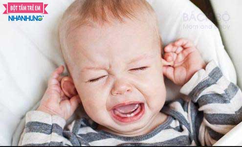 Có nhiều nguyên nhân khiến trẻ hay gãi tai