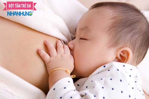 Bú sữa mẹ để tăng sức đề kháng cho da bé