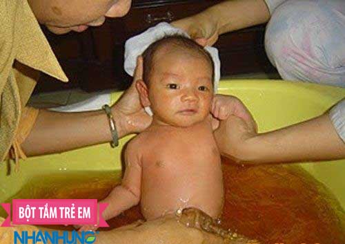 Sử dụng lá tắm dân gian không đúng cách khiến chàm sữa trầm trọng hơn