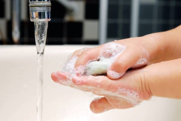 Cần lập tức làm sạch vùng da bé bị côn trùng cắn bằng xà phòng