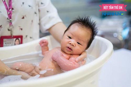 Tắm rửa sạch sẽ cho bé khi có hiện tượng mẩn ngứa