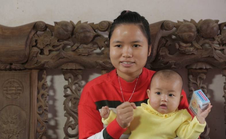Chị Huyền rất bất ngờ về tác dụng của Bột tắm trẻ em Nhân Hưng