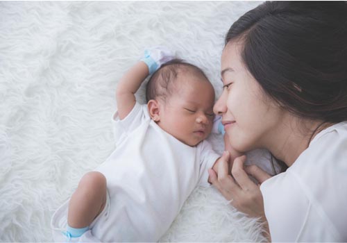 Giường chiếu sạch sẽ, quần áo thoáng mát giúp bé tránh đổ mồ hôi và nguy cơ mắc các bệnh ngoài da
