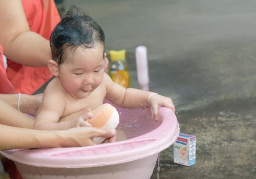 Tắm duy trì thường xuyên bột tắm Nhân Hưng cho trẻ trong mùa hè nắng nóng