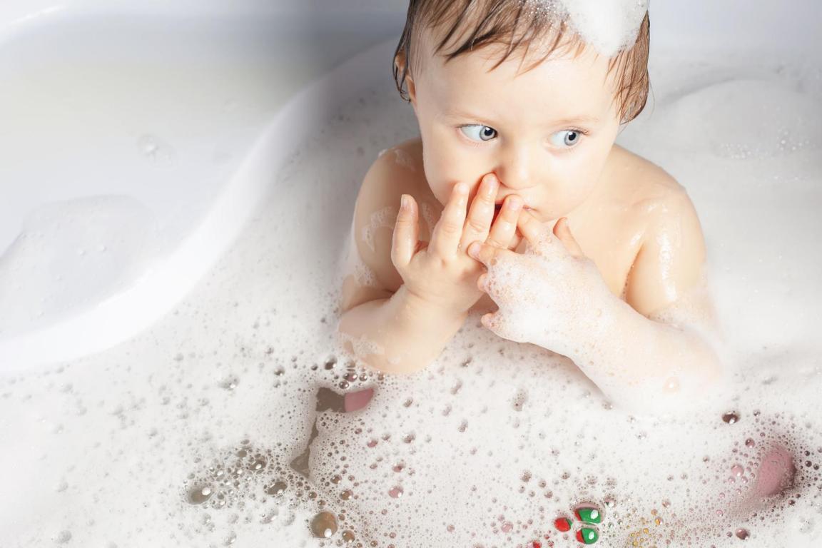 Các sản phẩm tắm cho bé chứa chất tạo bọt, chất tấy rửa rất có hại cho da bé