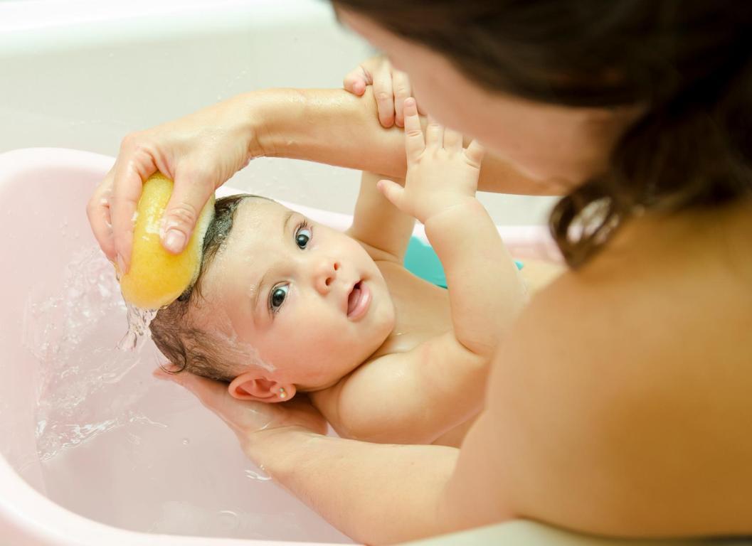 Tắm giặt cho trẻ sơ sinh