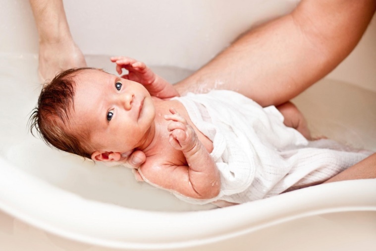Tắm rửa thường xuyên giúp bé thoải mái, dễ chịu