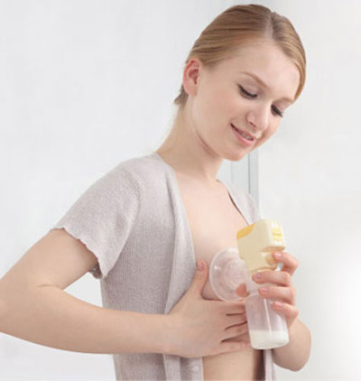 Chưa một tổ chức ý tế nào khuyến khích dùng sữa mẹ chữa chàm cho bé