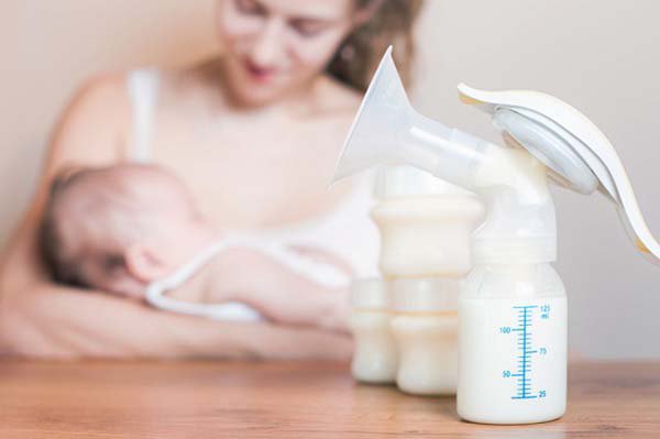 Chữa chàm sữa cho trẻ bằng sữa mẹ: Cẩn thận mất con