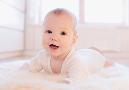 Cho bé mặc quần áo thoáng mát, mềm mại và ở môi trường sạch sẽ thông thoáng