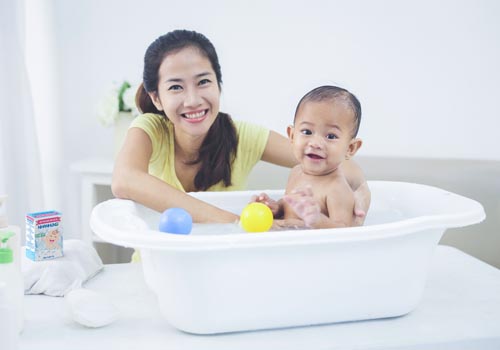 Tắm thường xuyên bằng bột tắm mẹ không còn lo lắng với rôm sảy, mụn nhọt, mẩn ngứa mùa nắng nóng