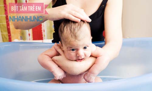 Trẻ bị mụn nhọt cần được vệ sinh sạch sẽ