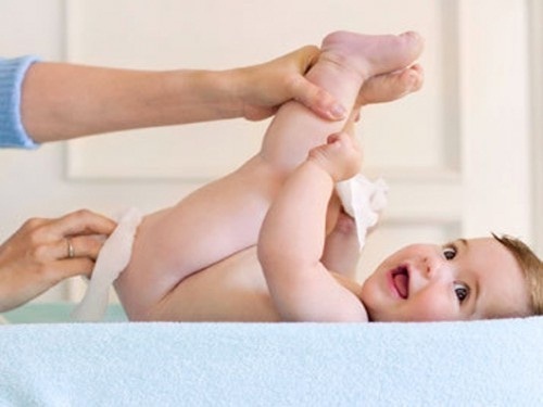 Mẹ cần nhẹ nhàng lau vùng da trẻ bị hăm tã