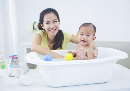 Mẹ đừng quên tắm cho bé bằng Bột tắm trẻ em Nhân Hưng
