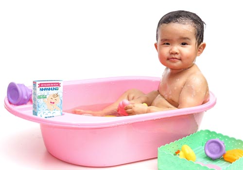 Mẹ và bé khỏi lo vì đã có Bột tắm Nhân Hưng - Khắc tính của rôm sảy