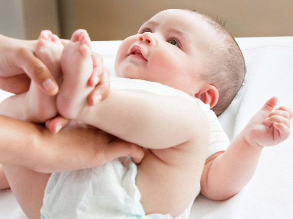 Trẻ được thay tã thường xuyên sẽ hạn chế tình trạng bị hăm