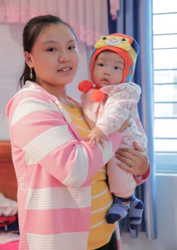 Bé Trường Giang và mẹ