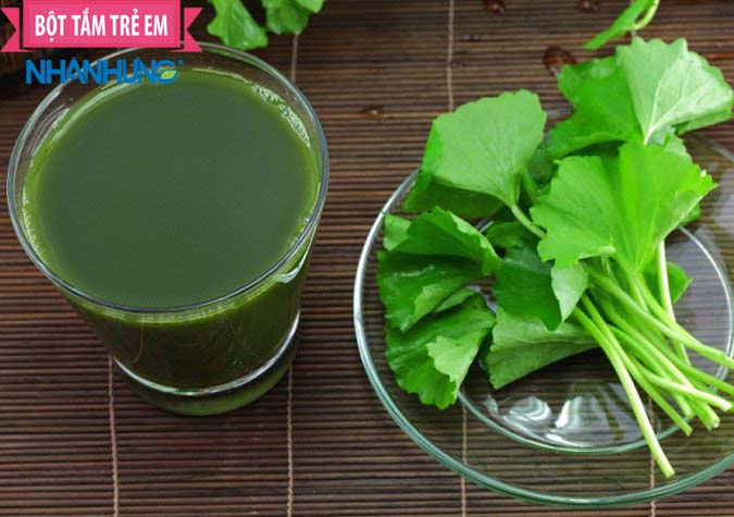 Nước rau má rất tốt cho trẻ bị rôm sảy