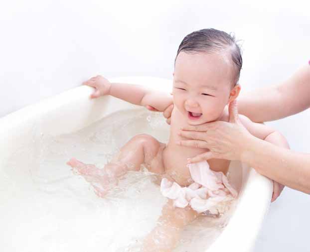 Tắm giặt cho bé thường xuyên để da bé không nhiễm khuẩn và thoáng mát