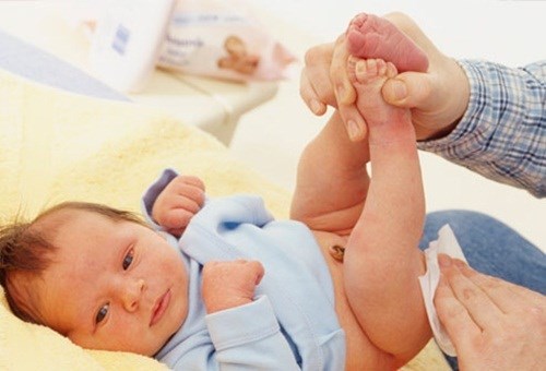 Cần vệ sinh vùng mặc tã cho bé thường xuyên
