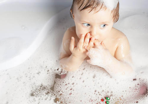 Hạn chế tắm cho bé bằng các sản phẩm có tính chất tạo bọt, chứa chất bảo quản