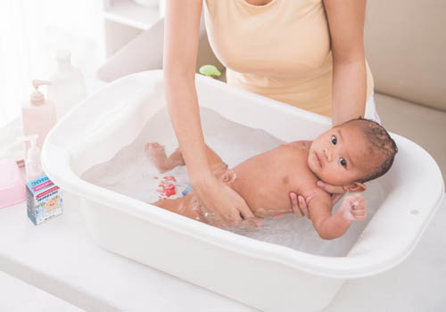Lựa chọn những sản phẩm tắm cho bé làm từ 100% thảo dược tự nhiên giúp da bé khỏe mạnh, an toàn