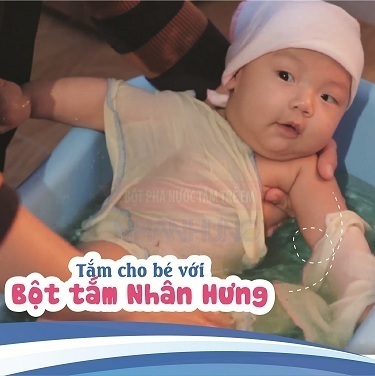 Tắm hàng ngày với Bột tắm Nhân Hưng giúp bé nhanh chóng hết rôm sảy