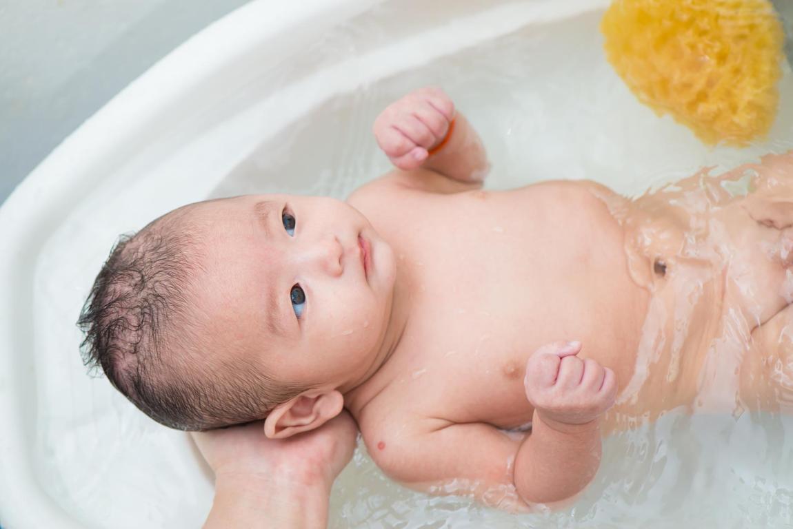 Tắm hàng ngày để da bé luôn khô thoáng và sạch sẽ giúp các tuyến mồ hôi được lưu thông