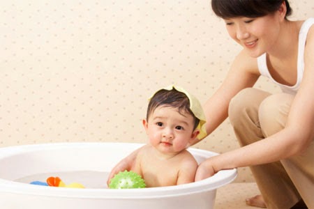 Tắm mát giúp trẻ thư thái, dễ chịu và có làn da khỏe mạnh