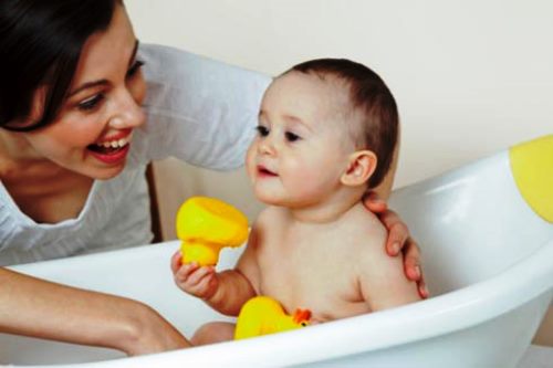 Vệ sinh sạch sẽ giúp trẻ tránh xa hăm mông