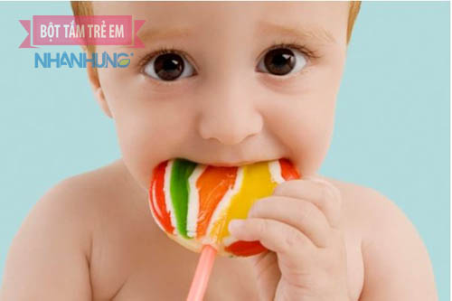 Bánh kẹo, nước ngọt chứa lượng đường cao, trẻ bị mụn nhọt không nên ăn