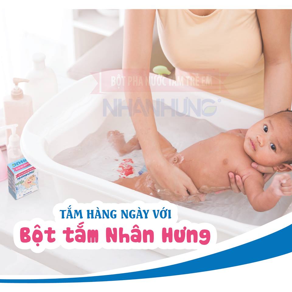 Vệ sinh cho bé mỗi ngày 2 lần với Bột tắm trẻ em Nhân Hưng để hăm da vùng cổ hết sau 3-5 ngày