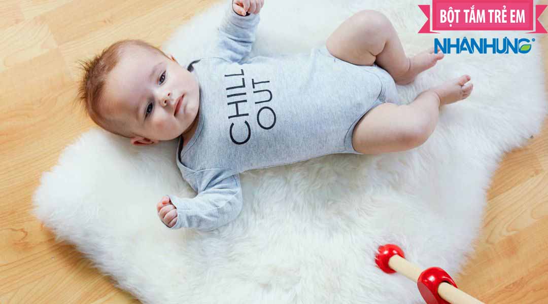 Chỉ nên mặc cho bé quần áo chất liệu cotton