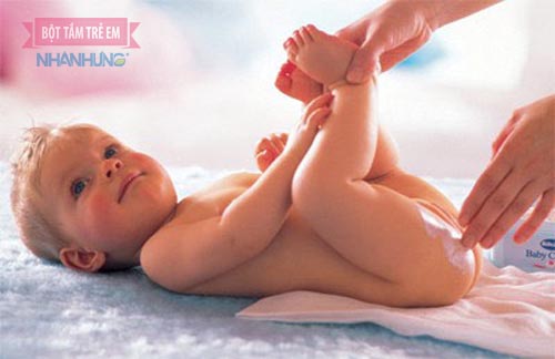 Thoa một lớp gel Oatrum Kids hoặc Bột tắm Nhân Hưng sẽ giúp bé hết hăm tã hiệu quả