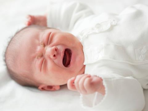 Trị rôm sảy cho trẻ sơ sinh - Rôm sảy khiến trẻ khó chịu, quấy khóc