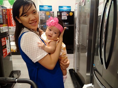Chị Huỳnh Thị Bích Hiền vô cùng thất kinh khi cho con tắm nước lá