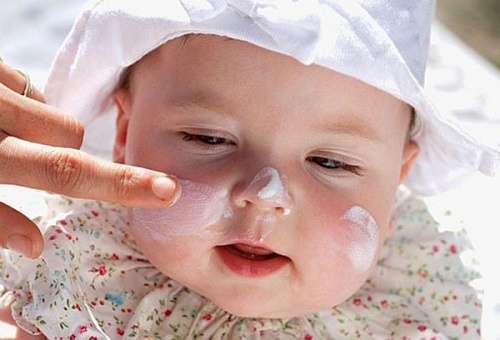 Bị chàm sữa bôi thuốc gì - Kem giữ ẩm da giúp ngăn ngừa dấu hiệu khô da