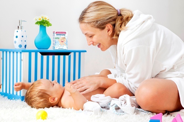Để chàm sữa hết triệt để sau 3-5 ngày, mẹ nên sử dụng Bột tắm trẻ em Nhân Hưng để điều trị