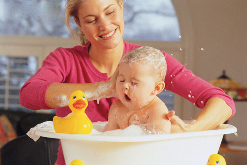Cha mẹ tuyệt đối không nên tắm cho trẻ bằng sữa tắm hay lá tắm