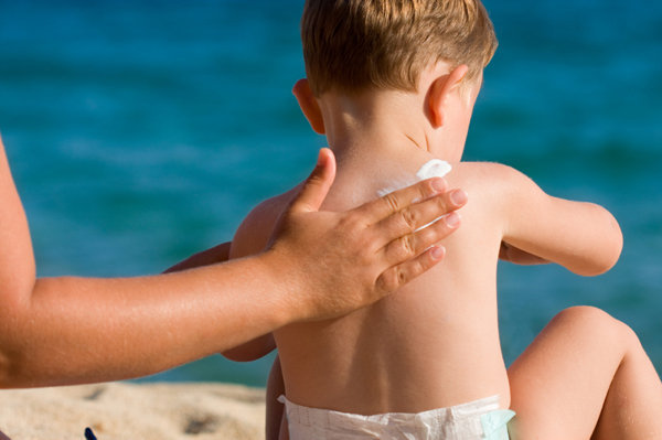 Để trị rôm sảy mẹ có thể sử dụng các loại thuốc hoặc kem bôi